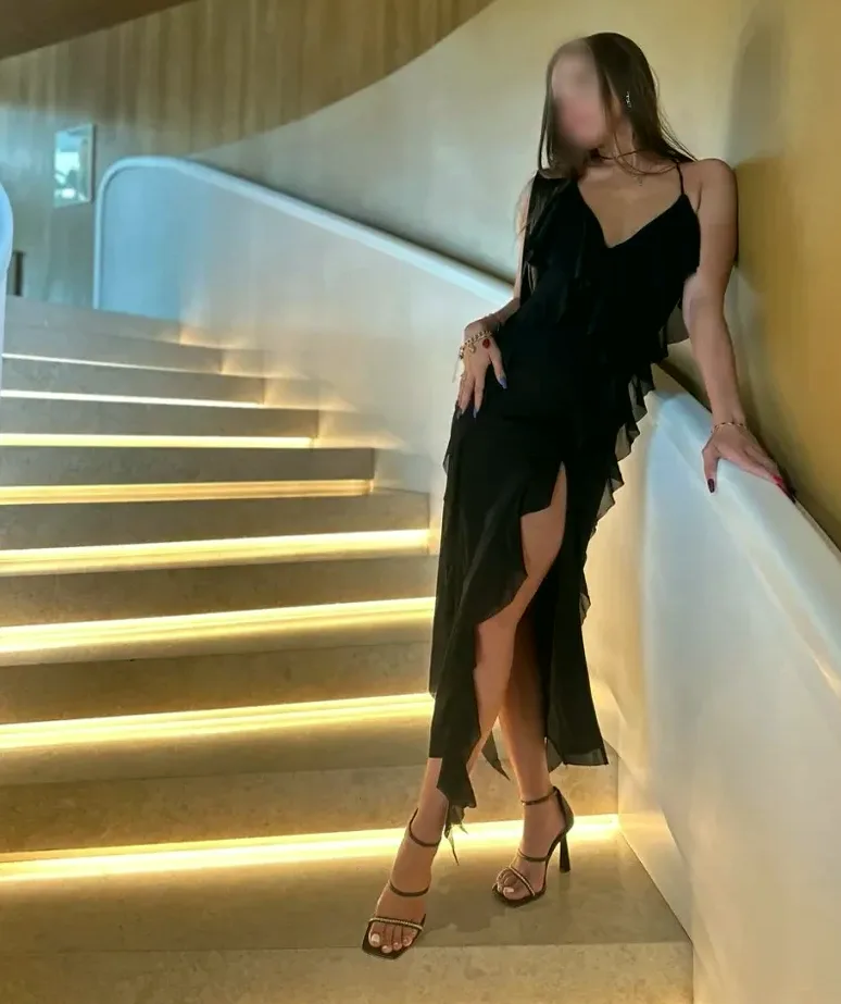 Amira, 34